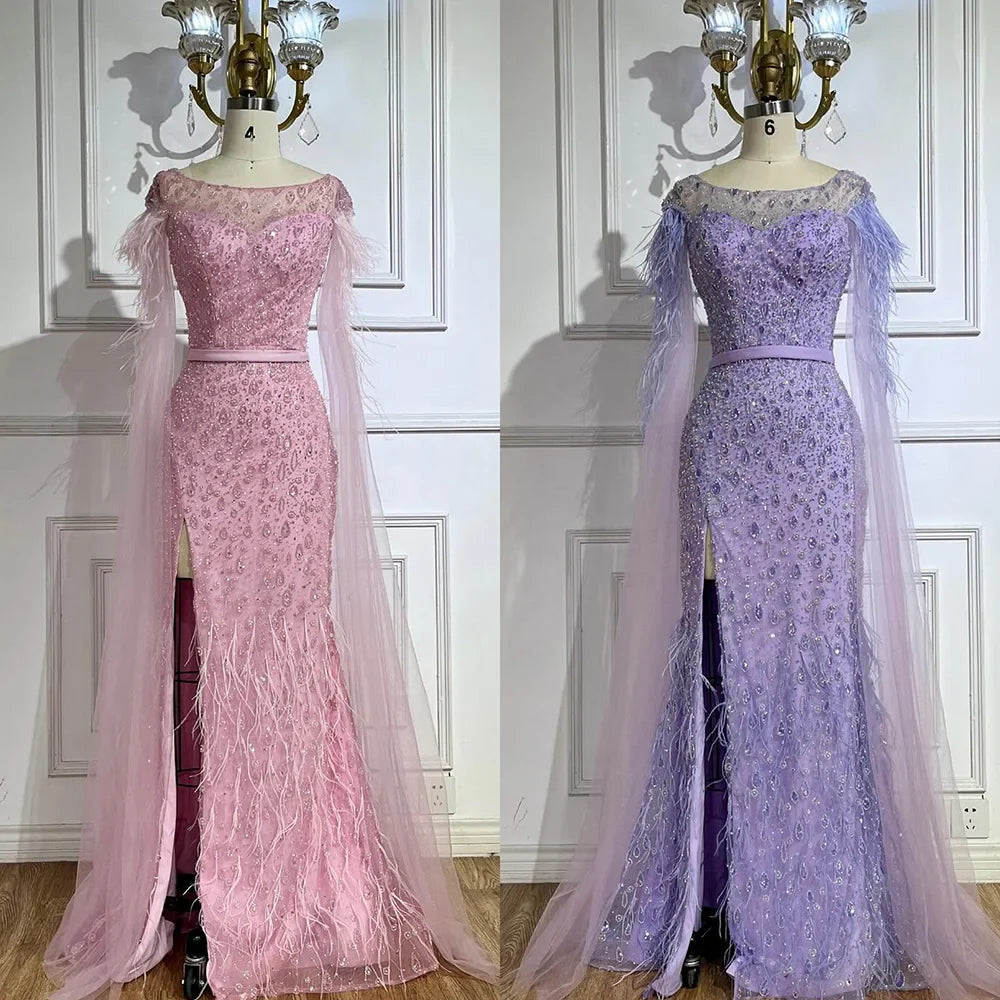 Serene Hill Abendkleid im Meerjungfrauenstil mit rosa Cape-Ärmeln, Seitenrock, Federn und Perlenbesatz für Damenpartys LA72701 