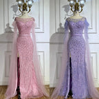 Serene Hill Abendkleid im Meerjungfrauenstil mit rosa Cape-Ärmeln, Seitenrock, Federn und Perlenbesatz für Damenpartys LA72701 