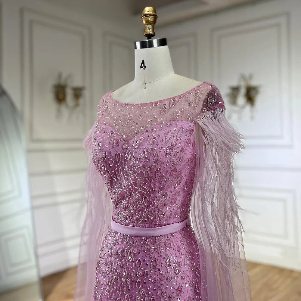 Serene Hill Abendkleid im Meerjungfrauenstil mit rosa Cape-Ärmeln, Seitenrock, Federn und Perlenbesatz für Damenpartys LA72701 