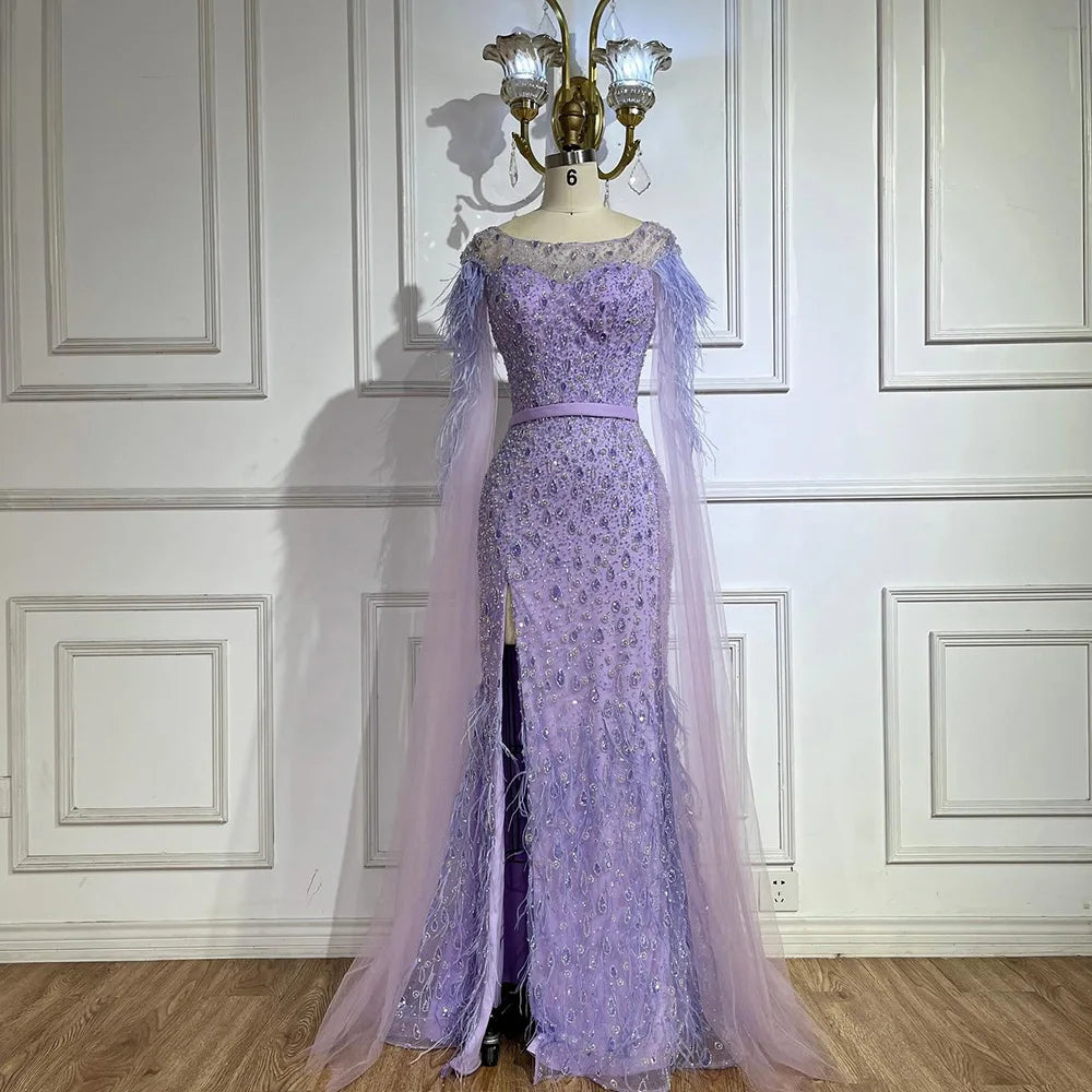 Serene Hill Abendkleid im Meerjungfrauenstil mit rosa Cape-Ärmeln, Seitenrock, Federn und Perlenbesatz für Damenpartys LA72701 