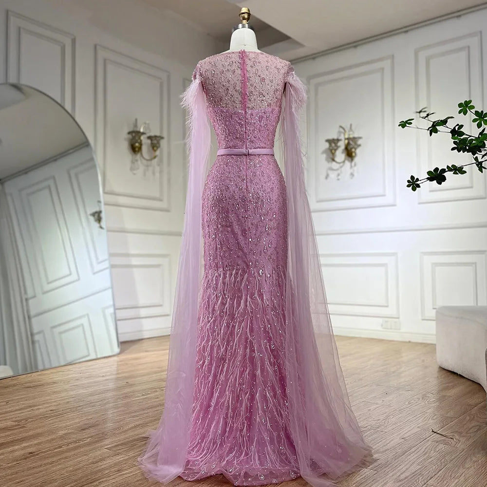 Serene Hill Abendkleid im Meerjungfrauenstil mit rosa Cape-Ärmeln, Seitenrock, Federn und Perlenbesatz für Damenpartys LA72701 