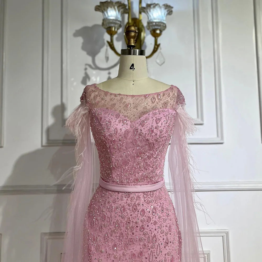 Serene Hill Abendkleid im Meerjungfrauenstil mit rosa Cape-Ärmeln, Seitenrock, Federn und Perlenbesatz für Damenpartys LA72701 