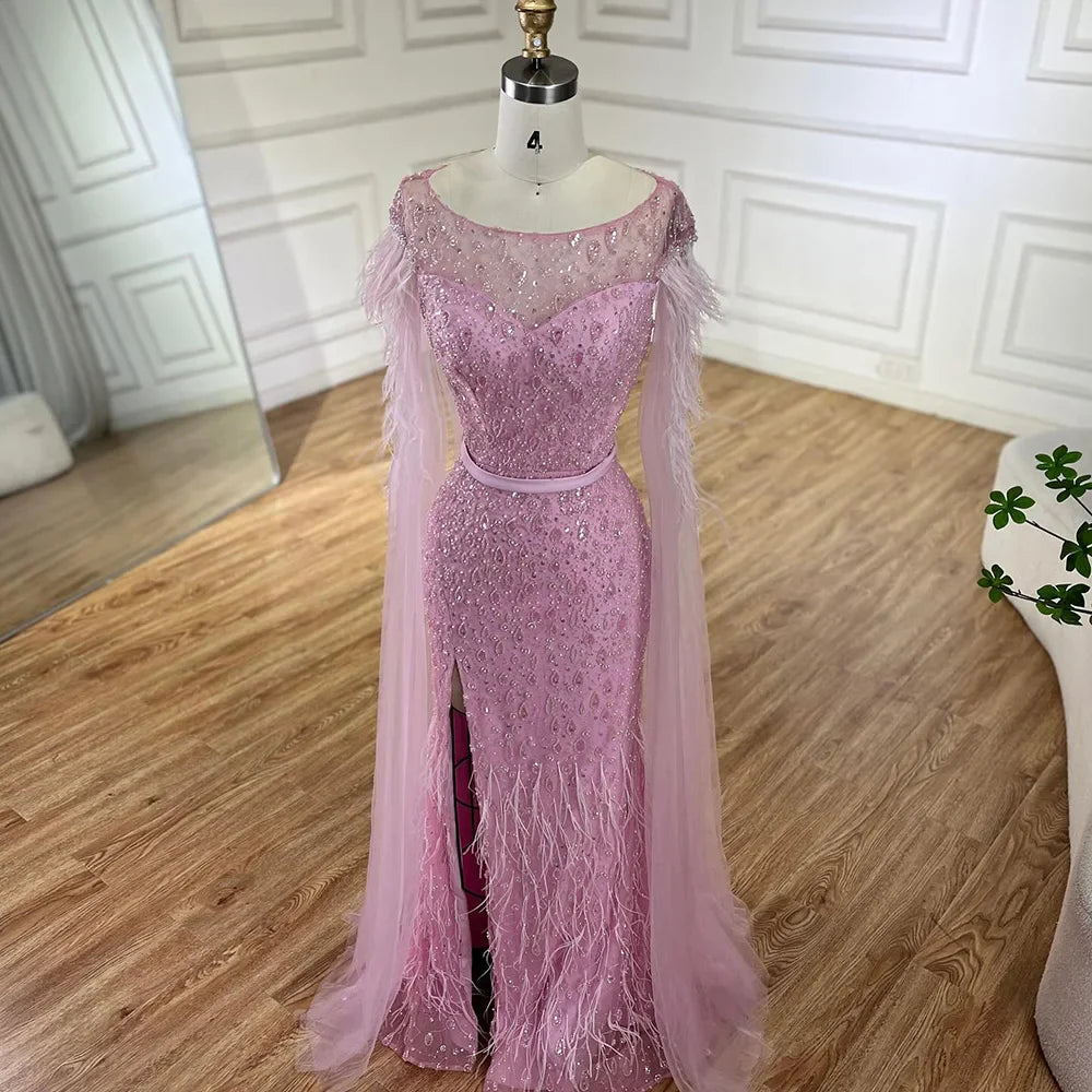 Serene Hill Abendkleid im Meerjungfrauenstil mit rosa Cape-Ärmeln, Seitenrock, Federn und Perlenbesatz für Damenpartys LA72701 