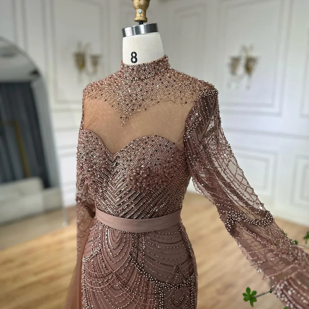 Luxuriöses braunes Meerjungfrauen-Abendkleid mit Perlenbesatz und seitlichem Überrock LA71913A