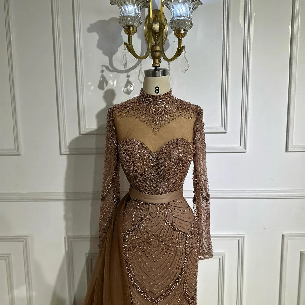 Luxuriöses braunes Meerjungfrauen-Abendkleid mit Perlenbesatz und seitlichem Überrock LA71913A