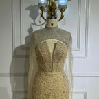Luxuriöses Abendkleid in Nude, Perlenbesatz, mit Tüllschleppe, LA72189A
