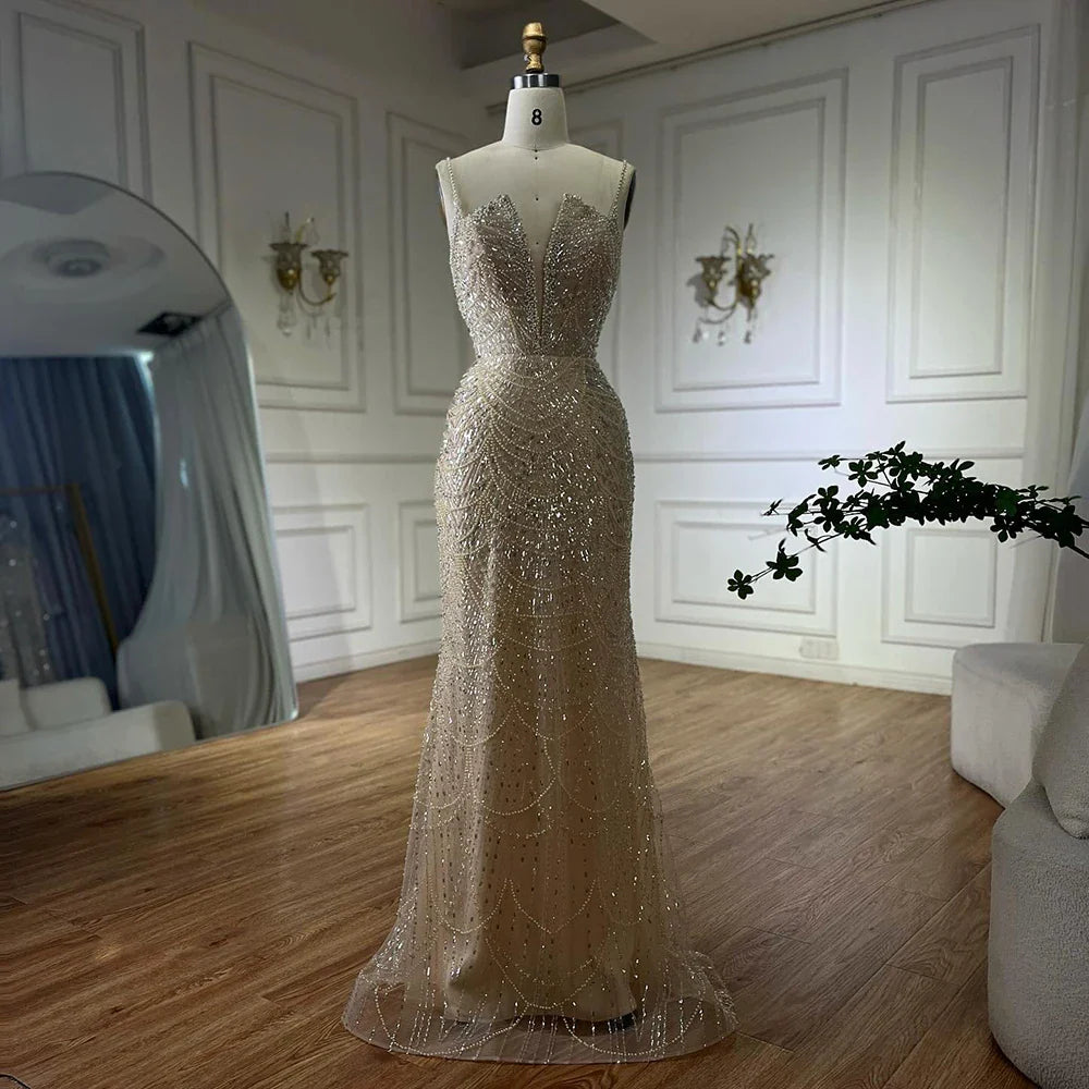 Luxuriöses Abendkleid in Nude, Perlenbesatz, mit Tüllschleppe, LA72189A