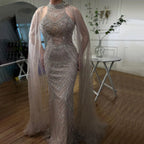 Luxuriöses, karamellfarbenes Meerjungfrauen-Abendkleid mit Perlenbesatz und Cape-Ärmeln aus Dubai, LA72138