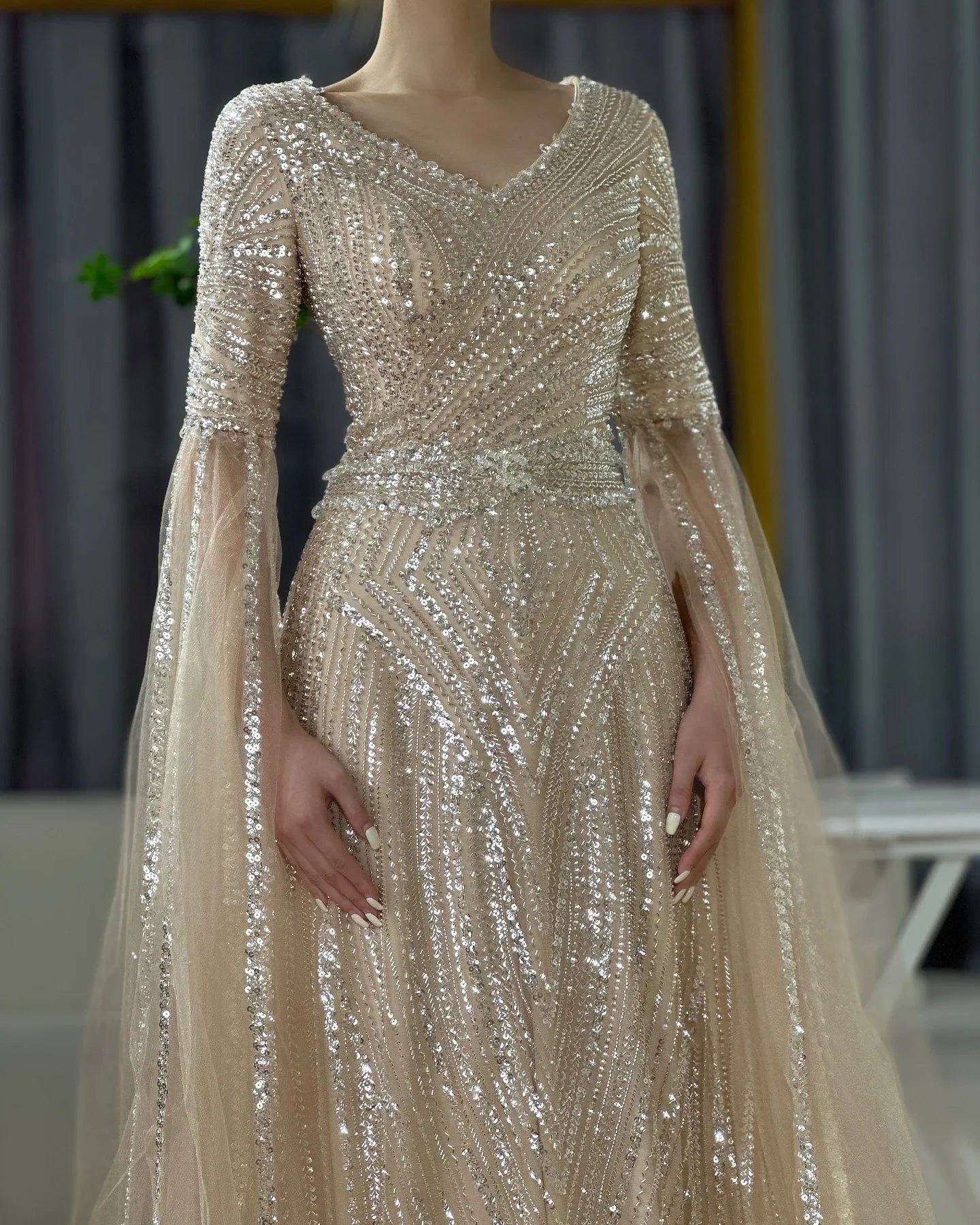 Luxuriöses, karamellfarbenes A-Linien-Abendkleid mit Perlenbesatz und Cape-Ärmeln aus Dubai LA72798
