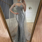 Luxuriöses, schwarzes, nudefarbenes Abendkleid mit Spaghettiträgern und Perlenbesatz sowie langem Cape für formelle Anlässe, Modell LA72795 
