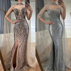 Luxuriöses, schwarzes, nudefarbenes Abendkleid mit Spaghettiträgern und Perlenbesatz sowie langem Cape für formelle Anlässe, Modell LA72795 