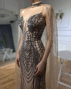 Luxuriöses, schwarzes, nudefarbenes Abendkleid mit Spaghettiträgern und Perlenbesatz sowie langem Cape für formelle Anlässe, Modell LA72795 