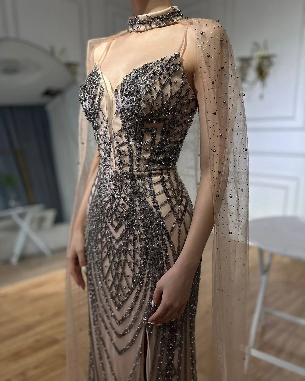 Luxuriöses, schwarzes, nudefarbenes Abendkleid mit Spaghettiträgern und Perlenbesatz sowie langem Cape für formelle Anlässe, Modell LA72795 