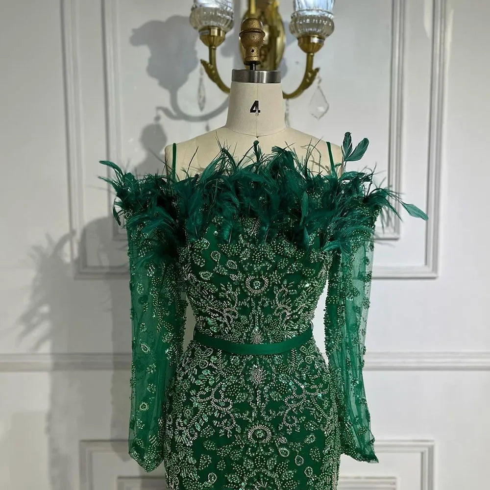 Luxuriöses, grünes Abendkleid mit langen Ärmeln, Federn und Perlenbesatz aus Dubai LA72553