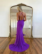 Meerjungfrauen-Abendkleid mit tiefem V-Ausschnitt, Pailletten und Schlitz