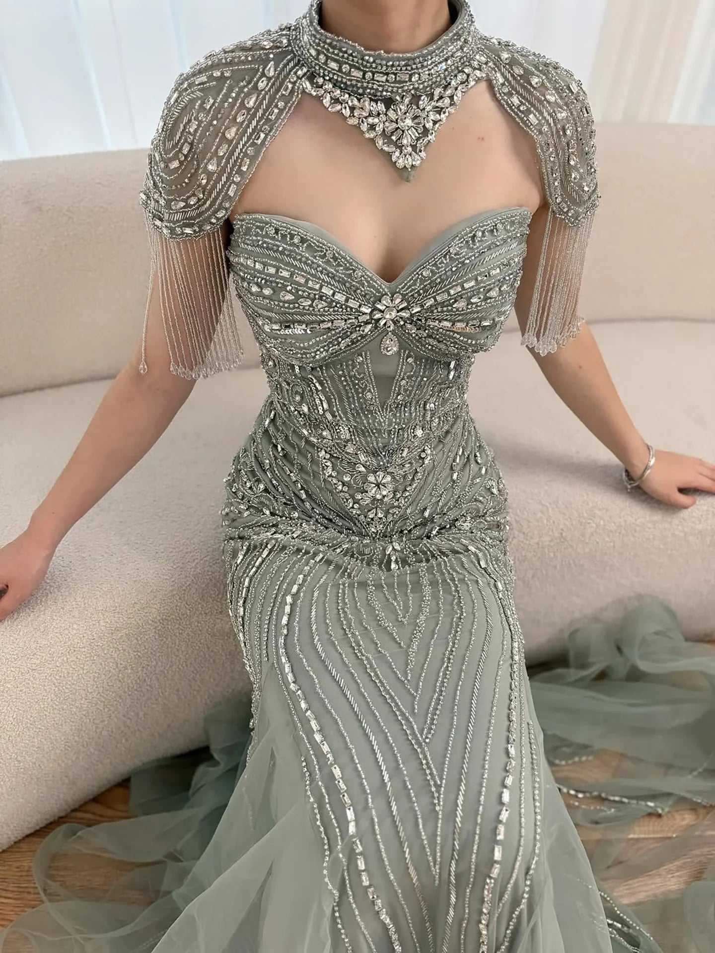Luxuriöses, nudefarbenes, perlenbesetztes Meerjungfrauen-Abendkleid mit hohem Kragen, LA72897 