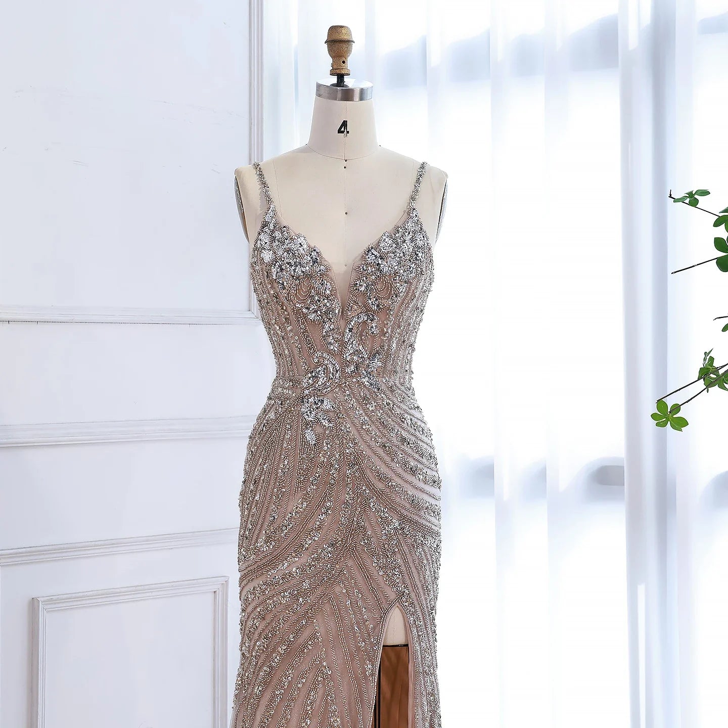 Vestido de noche de sirena de lujo con abertura alta y cuentas color nude LA73340