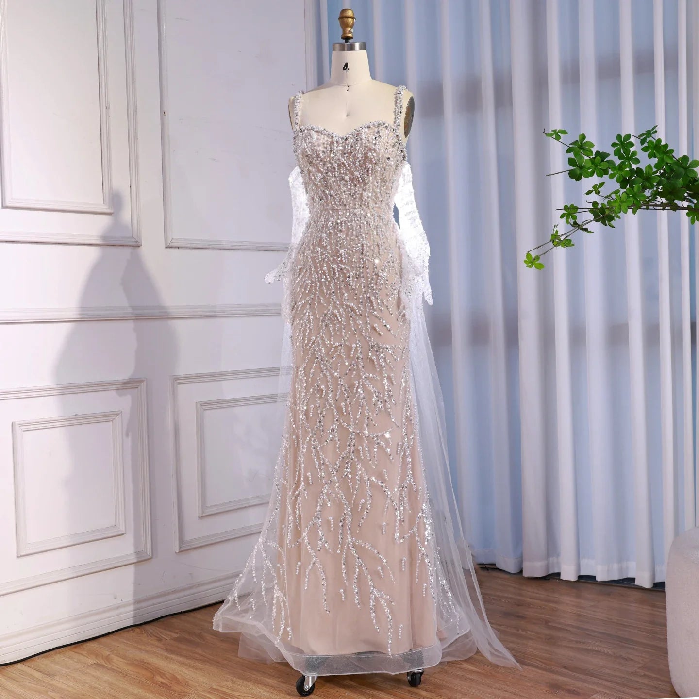 Luxuriöses Meerjungfrauen-Abendkleid aus Spitze und Perlen mit Handschuhen, Weiß-Nude LA72345E