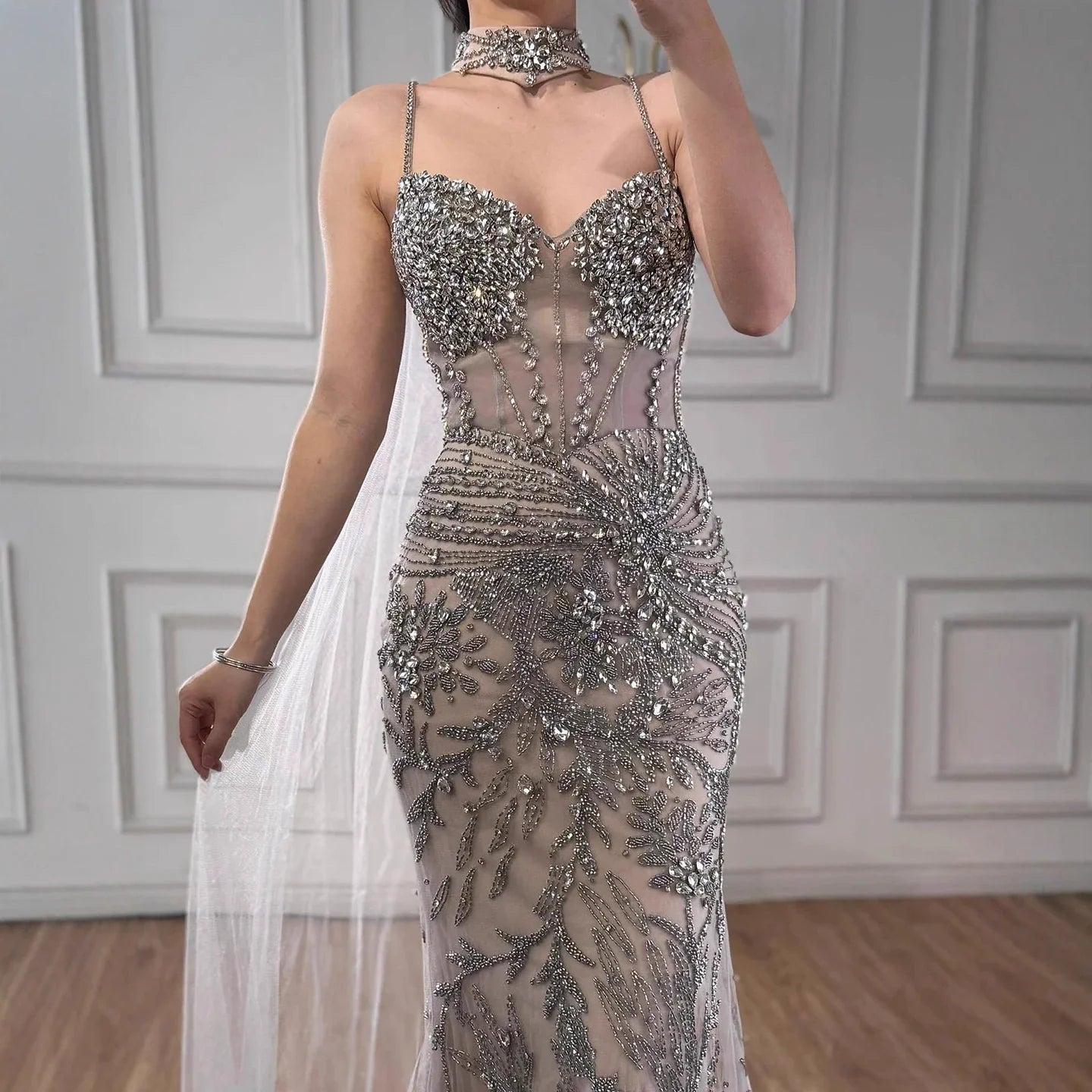 Luxuriöses Abendkleid, grau, perlenbesetzt, mit Cape, Ballkleid LA73342