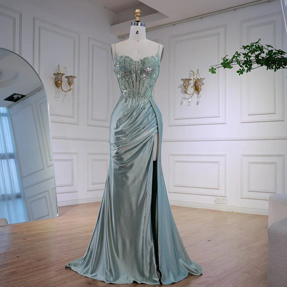 Luxuriöses mintgrünes Satin-Abendkleid mit Perlenbesatz und Schlitz LA72995