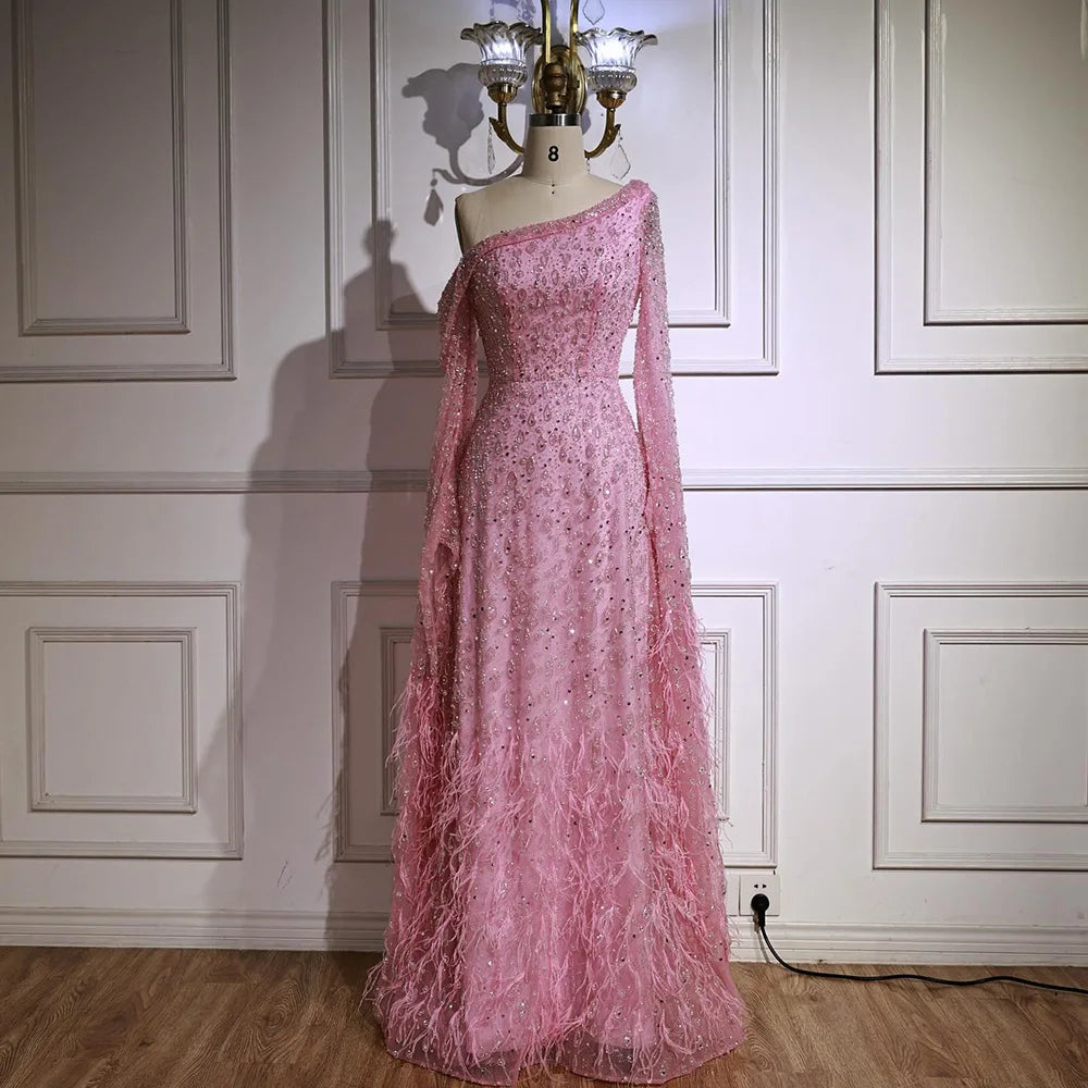 Vestido de noche de lujo con plumas, un hombro y mangas estilo capa LA72763 