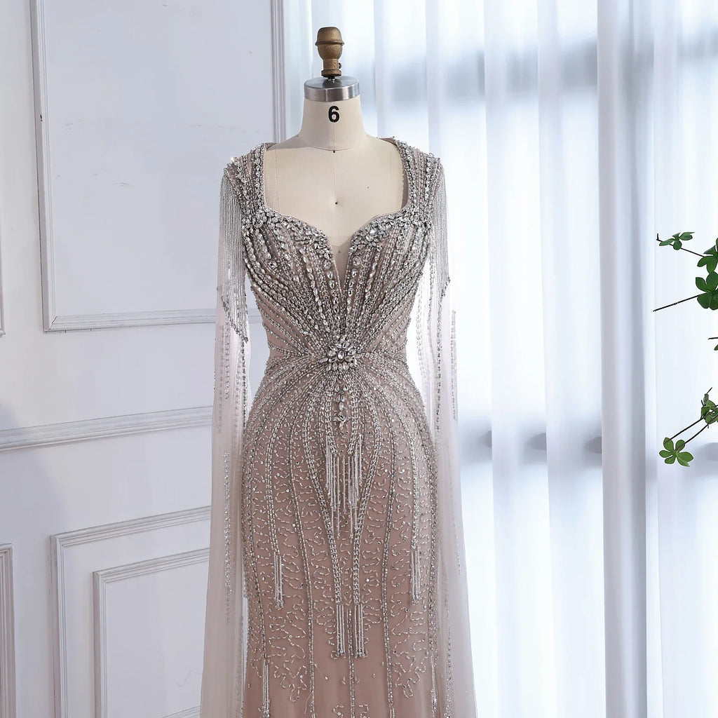 Luxuriöses, karamellfarbenes, perlenbesetztes Abendkleid mit Cape LA72992A