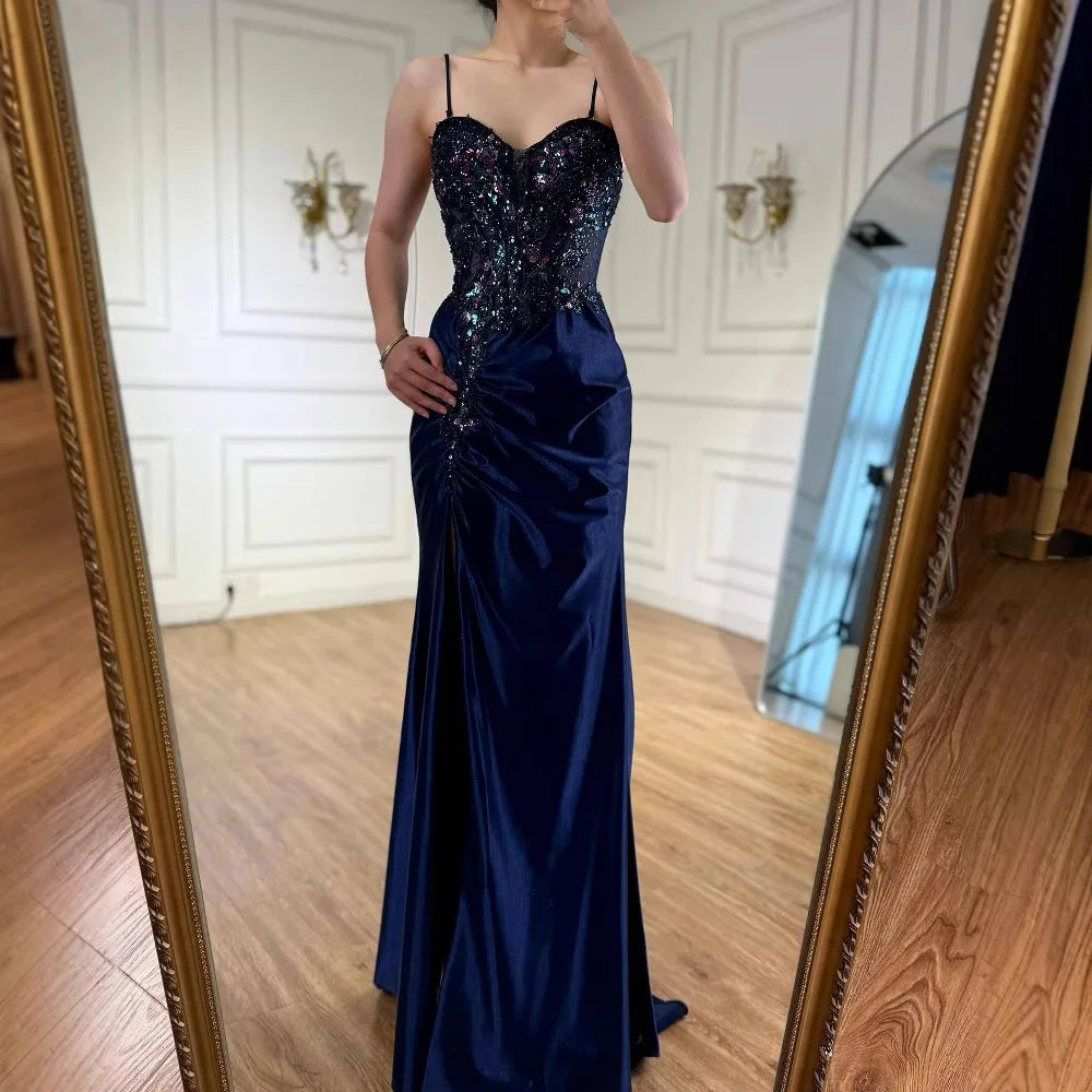 Elegantes marineblaues Satin-Abendkleid mit Spitze, Perlenbesatz und Schlitz LA73003