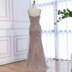 Vestido de noche de sirena de lujo con abertura alta y cuentas color nude LA73340