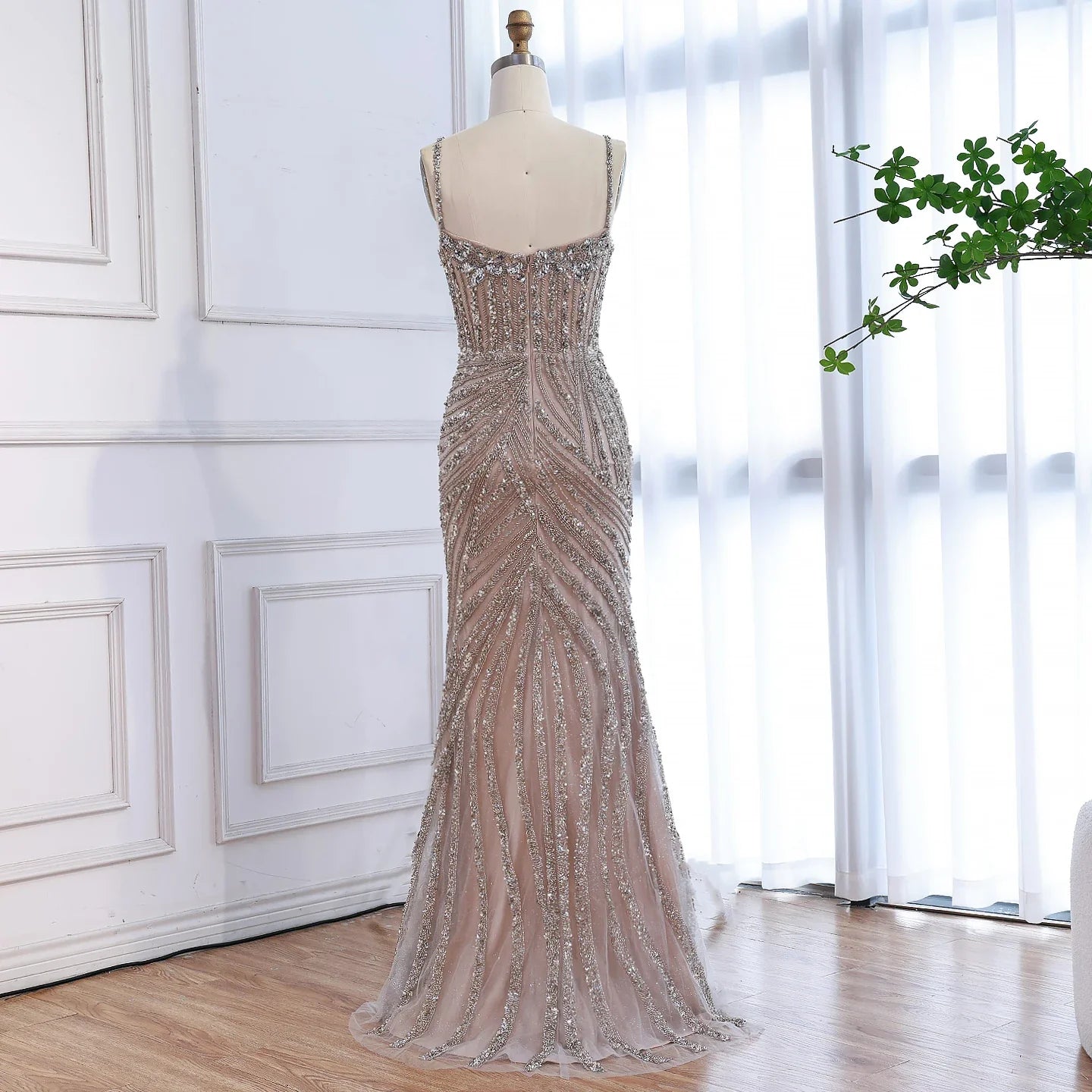 Vestido de noche de sirena de lujo con abertura alta y cuentas color nude LA73340