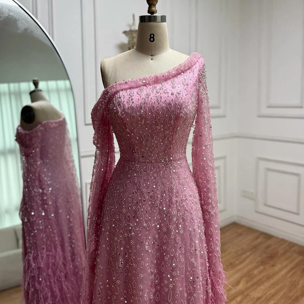 Vestido de noche de lujo con plumas, un hombro y mangas estilo capa LA72763 