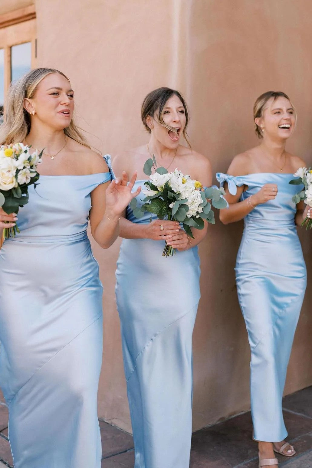 Vestido de dama de honor azul claro con hombros descubiertos