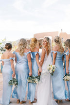 Vestido de dama de honor azul claro con hombros descubiertos