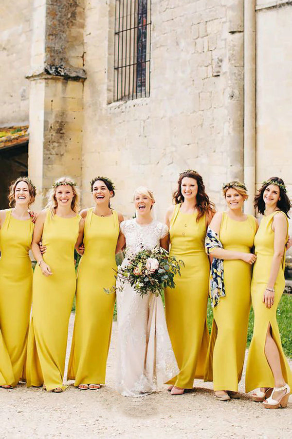 Vestido de dama de honor amarillo con abertura en la espalda y largo hasta el suelo