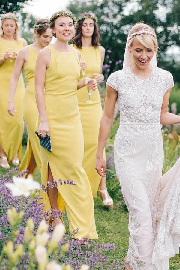 Vestido de dama de honor amarillo con abertura en la espalda y largo hasta el suelo
