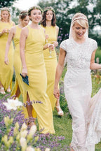 Vestido de dama de honor amarillo con abertura en la espalda y largo hasta el suelo