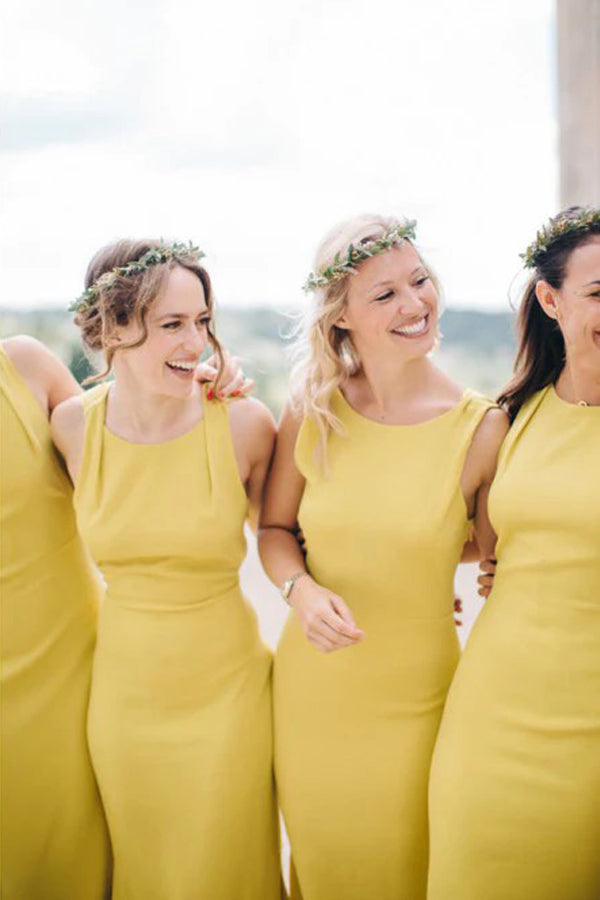 Vestido de dama de honor amarillo con abertura en la espalda y largo hasta el suelo