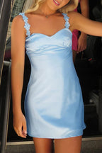 Vestido de gala corto de satén con escote en V, tirantes de flores