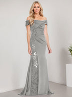 A-Linien-Kleid mit schulterfreiem bodenlangem Schnitt, Applikationen, Perlenstickerei, Meerjungfrauen-Stil und hohem Beinschlitz – perfekt für die Mutter der Braut. 