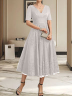 A-Linien-Kleid mit V-Ausschnitt, Teelänge, Tüllspitze und Falten für die Mutter der Braut