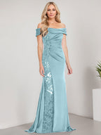 A-Linien-Kleid mit schulterfreiem bodenlangem Schnitt, Applikationen, Perlenstickerei, Meerjungfrauen-Stil und hohem Beinschlitz – perfekt für die Mutter der Braut. 