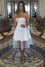 Ärmelloses neuestes A-Linien-Kleid in Knielänge, weiß, trägerlos, für den Abschlussball