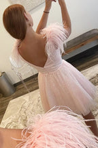 Glitzerndes A-Linien V-Ausschnitt Homecoming Kleid mit Federn