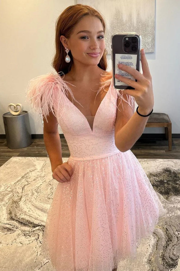Glitzerndes A-Linien V-Ausschnitt Homecoming Kleid mit Federn
