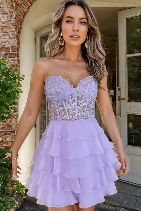 Vestido de regreso a casa lila con pedrería, corte en A, sin tirantes y con apliques en capas