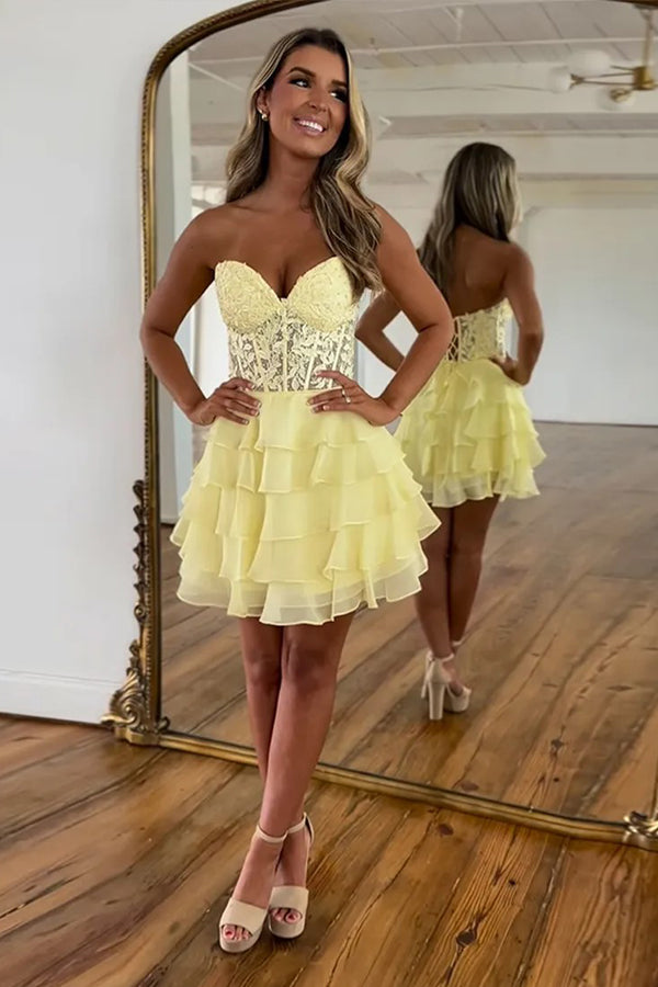 Vestido de regreso a casa lila con pedrería, corte en A, sin tirantes y con apliques en capas