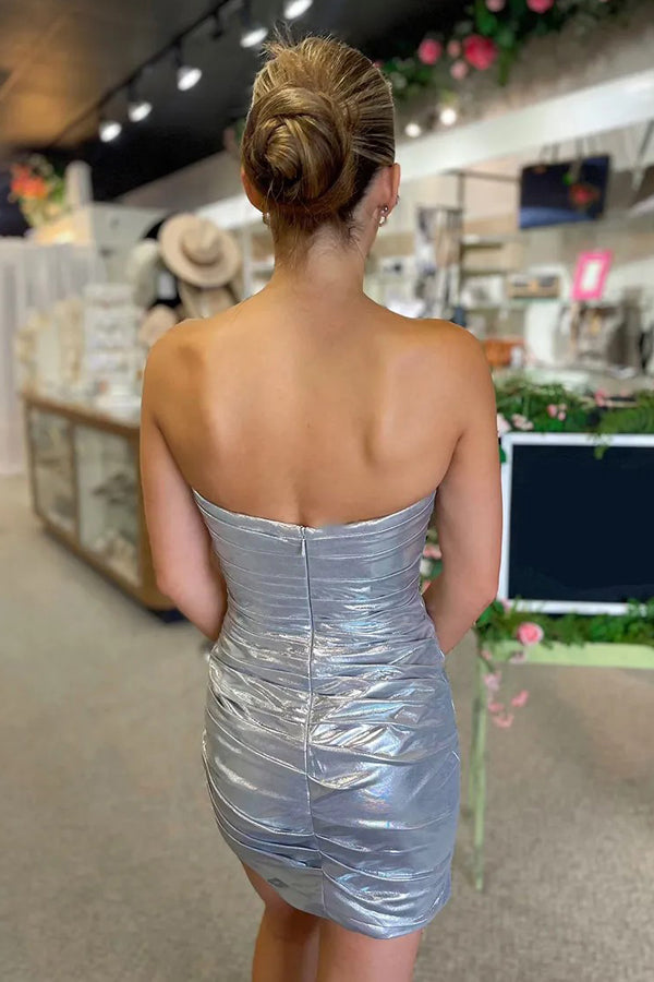 Vestido de Fiesta Plateado de Satén Ajustado sin Tirantes con Cuentas Brillantes