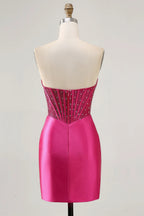 Vestido de fiesta corto ajustado con corsé fucsia sin tirantes brillante