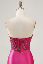 Vestido de fiesta corto ajustado con corsé fucsia sin tirantes brillante