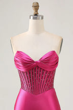 Vestido de fiesta corto ajustado con corsé fucsia sin tirantes brillante