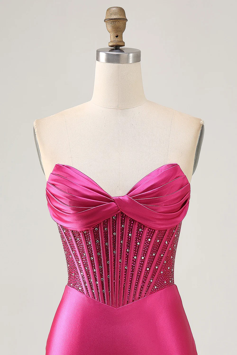 Funkelndes, trägerloses, fuchsiafarbenes, eng anliegendes kurzes Kleid mit Korsett-Set für den Abschlussball